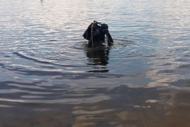 В Рівненському районі водолази витягнули зі ставка потопельника