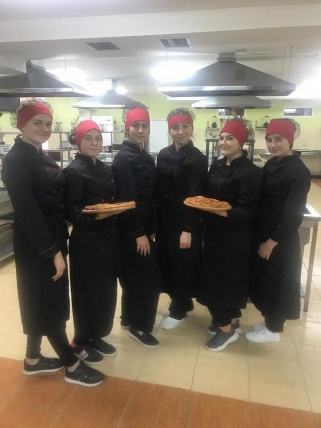 Поки що в училищі є не ресторан, а кухня, на якій, зокрема, нещодавно провели майстер-клас для школярів з виготовлення піци