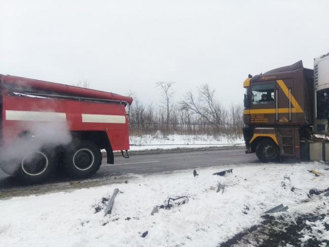 Вантажівка розтрощила відбійник на Київ-Чоп