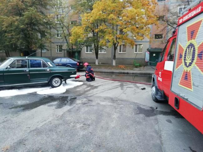 Вараш: рятувальники запобігли загорянню автомобіля, в якого витікало пальне