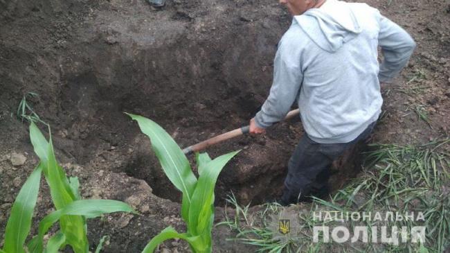 Вбитого знайшли неподалік гаражного кооперативу, закопаним у полі