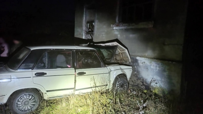 Вчилася їздити: на Дубенщині п`яна водійка розбила авто об будівлю