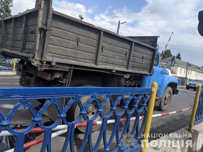 Велосипедист на залізничному переїзді в Костополі упав під колеса вантажівки 