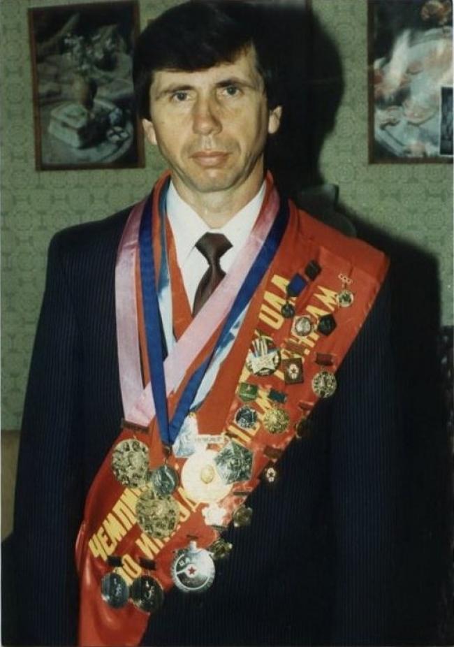 На фото: срібний призер чемпіонату Радянського Союзу 1979 року та багаторазовий чемпіон України з іподромних мотогонок у класі мотоциклів до 250 см3 Володимир Казаков.