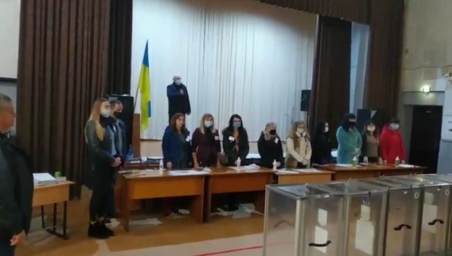 Вибори на дільниці при виїзді з Рівного почалися з гімну (ВІДЕО)