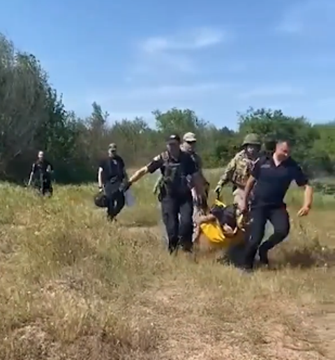 Вибухотехніки поліції на Херсонщині врятували чоловіка, який у лісі підірвався на міні (ВІДЕО)