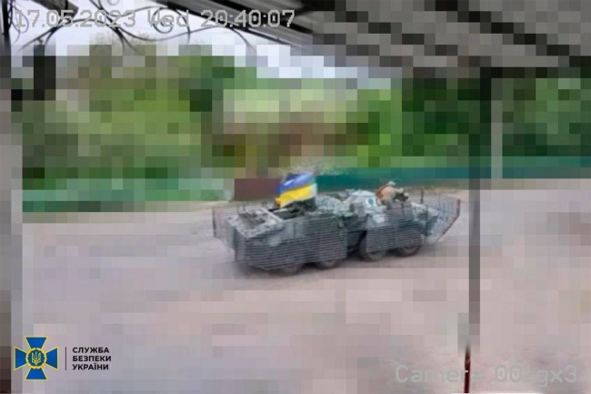 Відеокамера зафіксувала рух колони військової техніки на Рівненщині