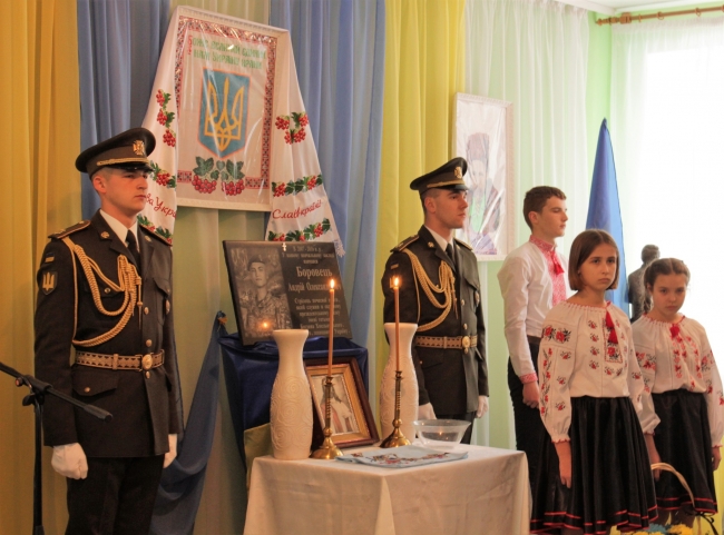 Воїну з Рівненщини, який обороняв Київ, відкрили меморіальну дошку