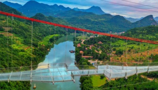 Відкрили найдовший скляний міст на висоті 201 метр