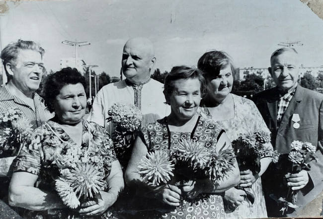 Анатолій Крашаниця (в центрі) з рівненськими квітникарями. Кінець 1960-х