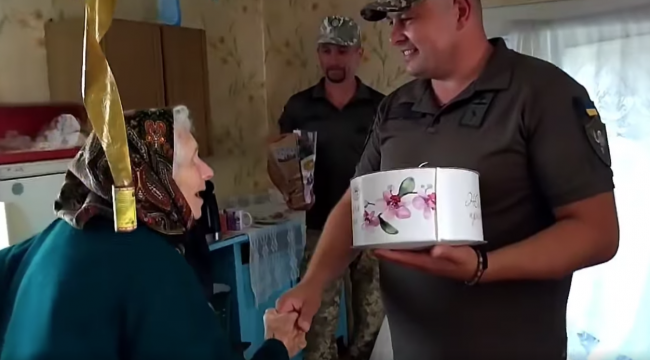 Військові привітали з іменинами 97-річну волонтерку з Рівненщини (ВІДЕО) 