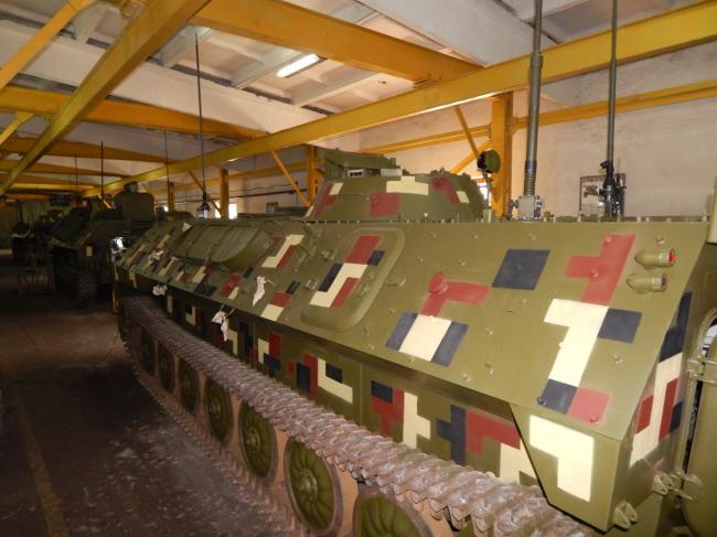 Військові ремонтники на Рівненщині роблять бойові машини легшими