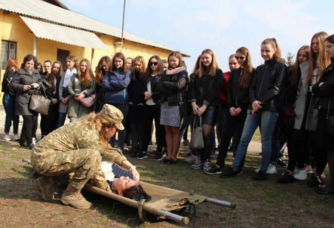 Військовики навчали школярів тактичній медицині
