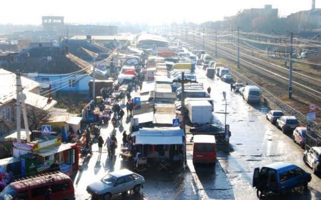 Влада Рівного хоче розблокувати вулицю, яку «окупували» торгівці ринку Дикого