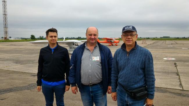 Справа - Юрій Яковлєв, посередині - директор аеропорту Ігор Насинюк