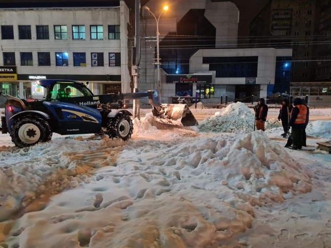 Вночі у Рівному комунальники трудилися на зупинках (ФОТО)