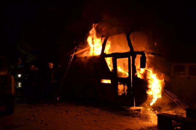 Вночі у Рівному повністю згорів двоповерховий пасажирський автобус (ФОТО)