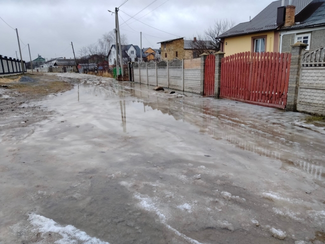 Водії змушені об`їжджати вулицю Квасилова, яку затопило водою