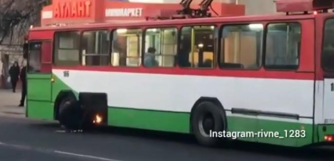 Водій розпалив імпровізоване багаття, щоб відігріти тролейбус (ВІДЕО)