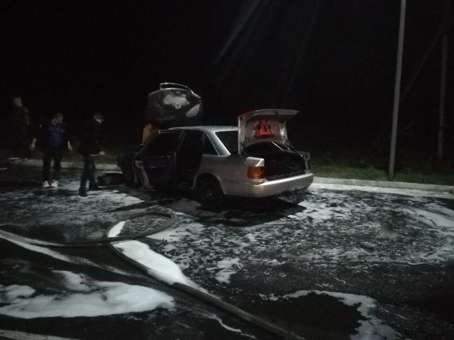 Водій відкотив з АЗС автомобіль, що загорівся під час заправки