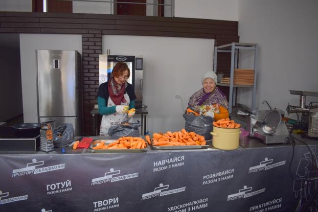 Волонтери підготували харчі для воїнів АТО