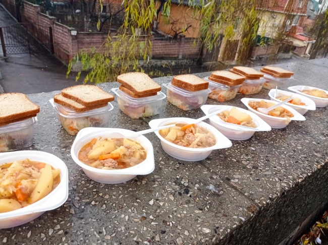 Волонтери у Рівному влаштували благодійний обід для безхатьків
