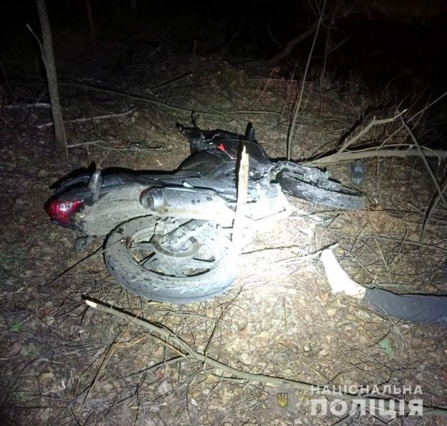 Врізався у дерево: у ДТП на Сарненщині загинув мотоцикліст