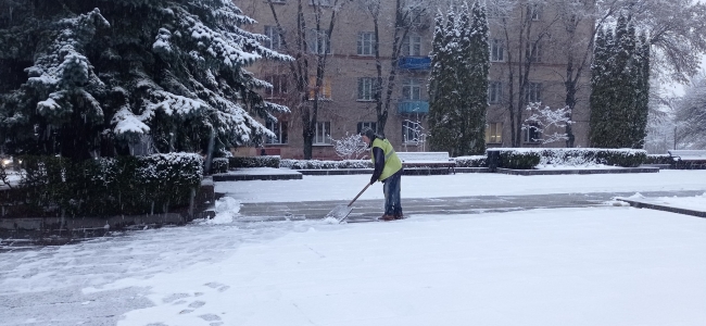 Вулиці Рівного активно розчищають від снігу 