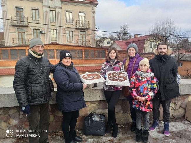 Вже рік благодійники годують у Рівному людей без прихистку