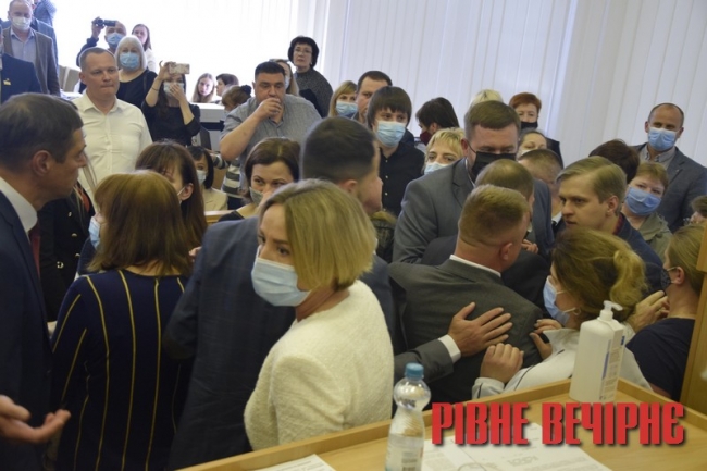 Як чубилися на сесії депутати Рівненської облради (ВІДЕО)