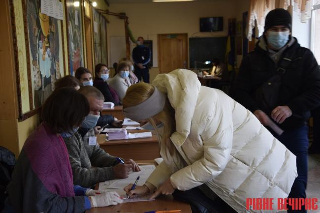 Як у Рівному голосують на дільницях, де перемагав Шакирзян (ФОТО) 