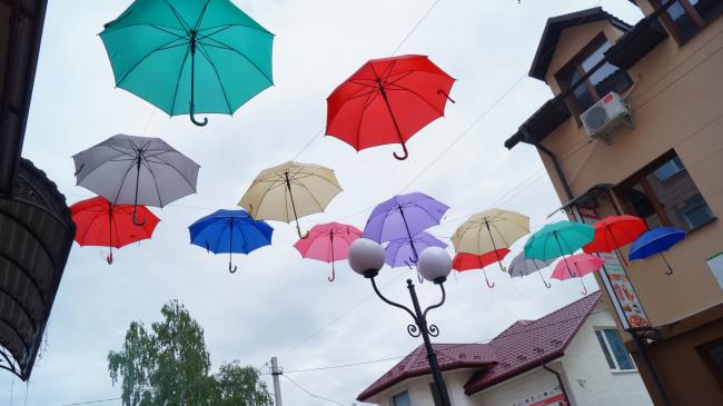 Як у Львові: місто на Рівненщині прикрасили парасольками