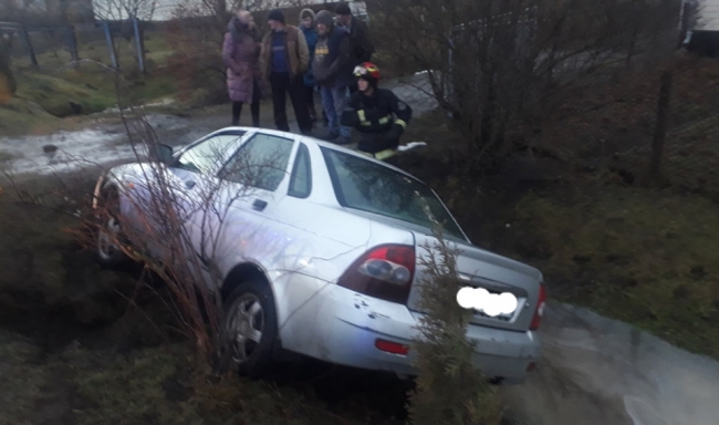 З авто в кюветі на Рокитнівщині діставали водія і пасажира