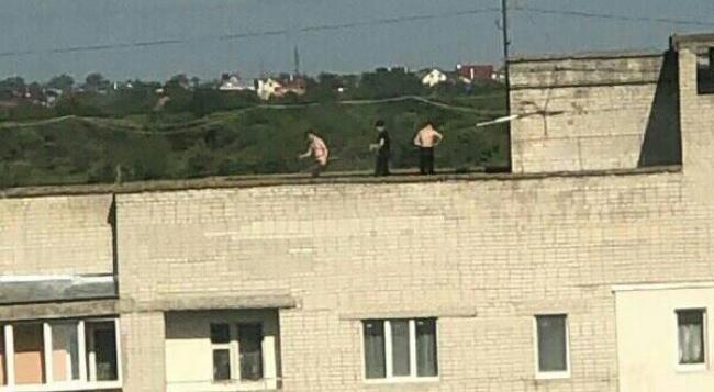 З даху багатоповерхівки поліція зняла трьох підлітків