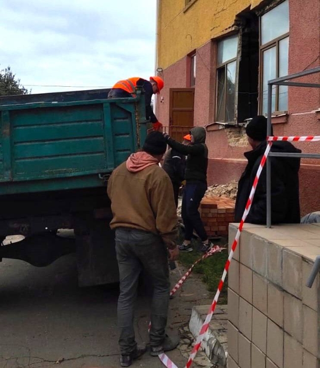 За кілька тижнів обіцяють відремонтувати обвалену стіну ліцею в Гощі