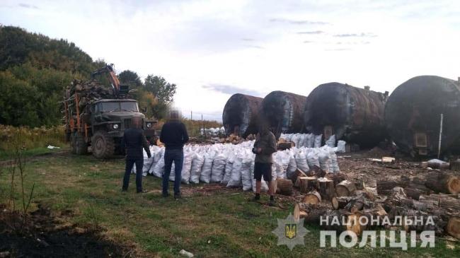 Забрали 10 бочок та 20 тонн вугілля правоохоронці з земельної ділянки у Здообунівському районі