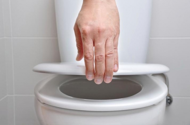 Закрийте кришку унітаза — щоб не випустити «туалетний шлейф»