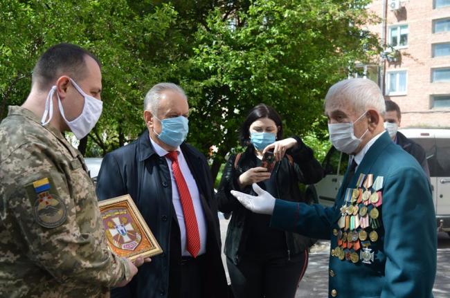 Замість святкувань та параду Хомко привітає 95-річного ветерана