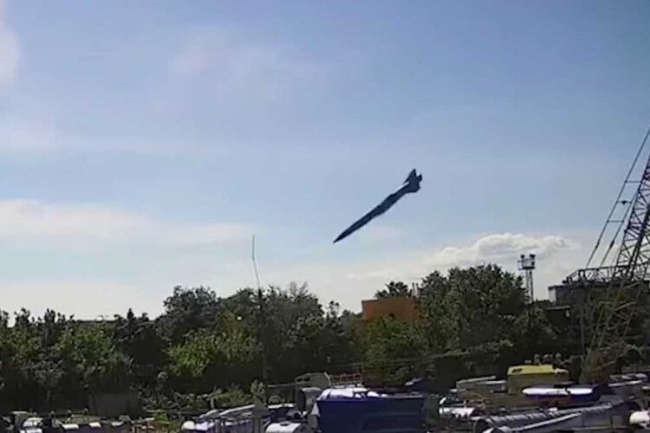 Зеленський показав відео влучання ракети у торговий центр «Амстор» 