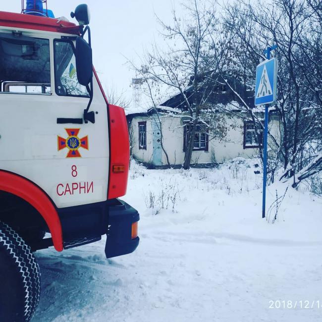 Жінка ледве не спалила чужу хату. Померти їй не дали рятувальники