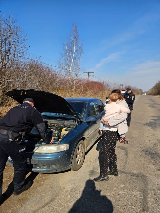 Жінка з дітьми простояла на дорозі понад дві години, а всі проїжджали повз