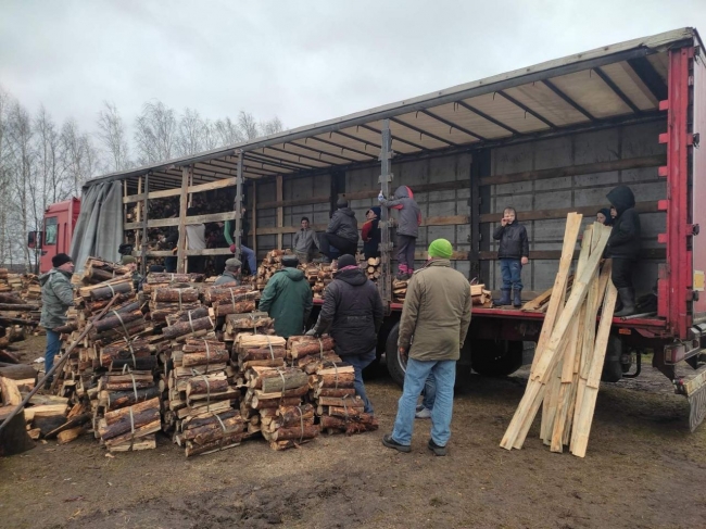 Жителі Рівненського Полісся відвезли херсонцям дрова та подарунки 