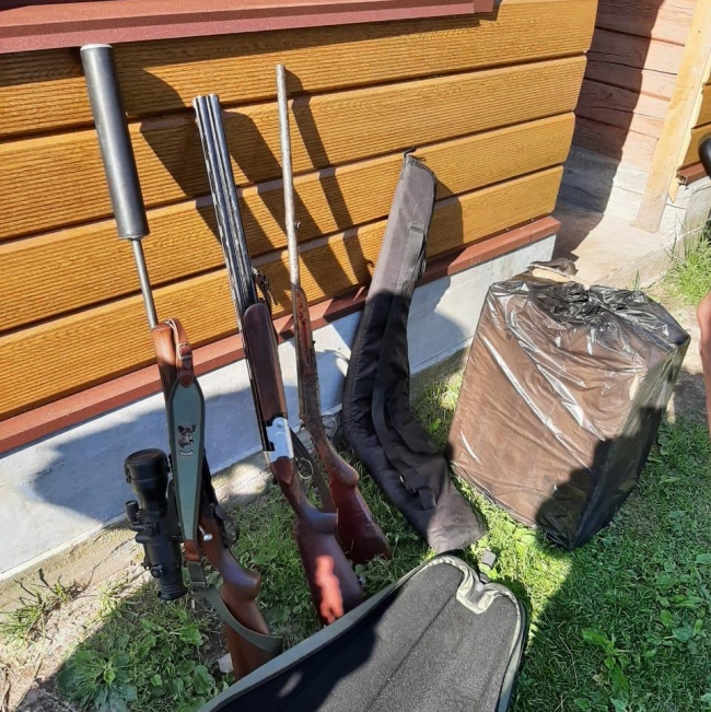 Житомирські прикордонники та рівненські фіскали знайшли у Вичівці зброю, боєприпаси та білоруські цигарки 