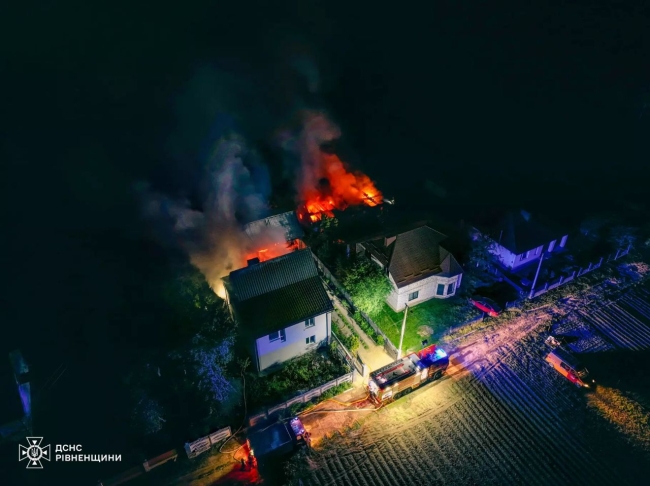 Згорів автомобіль: вночі у Рівненському районі була пожежа