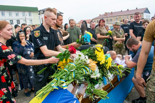 Зі сльозами та на колінах - Дубно попрощалося із Леонідом Михайловим, який загинув на Донеччині (ФОТО)