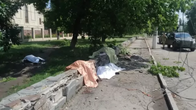 Знову влучили у зупинку транспорту: окупанти обстріляли місто на Донбасі, багато загиблих