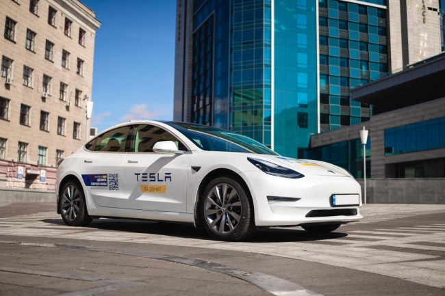 Зробивши донат на лікарні, станьте власником електрокару Tesla: Фонд Дениса Парамонова запустив акцію 