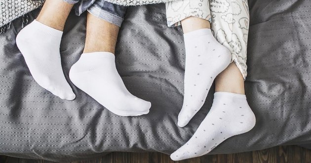 Звичка спати в шкарпетках: корисно чи шкідливо?