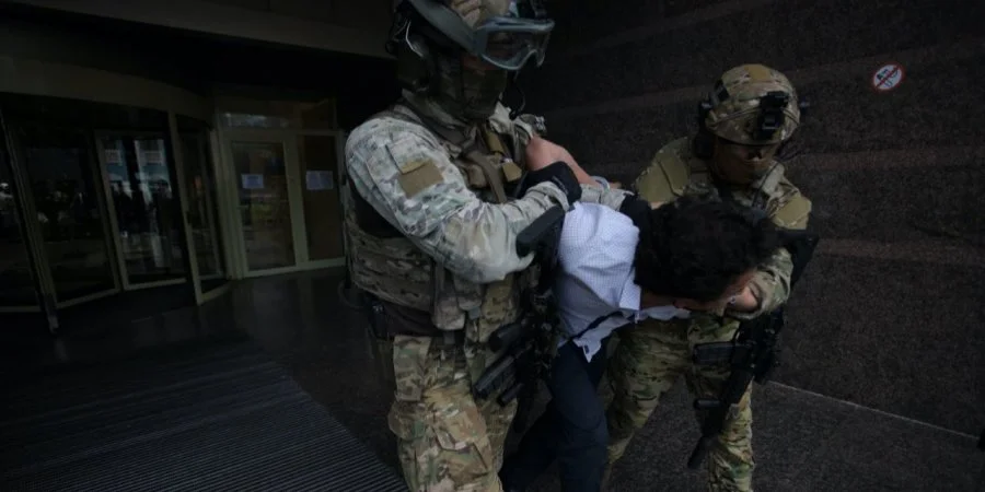 З’явилося відео захоплення силовиками зловмисника, який погрожував підірвати бомбу в БЦ Леонардо у Києві
